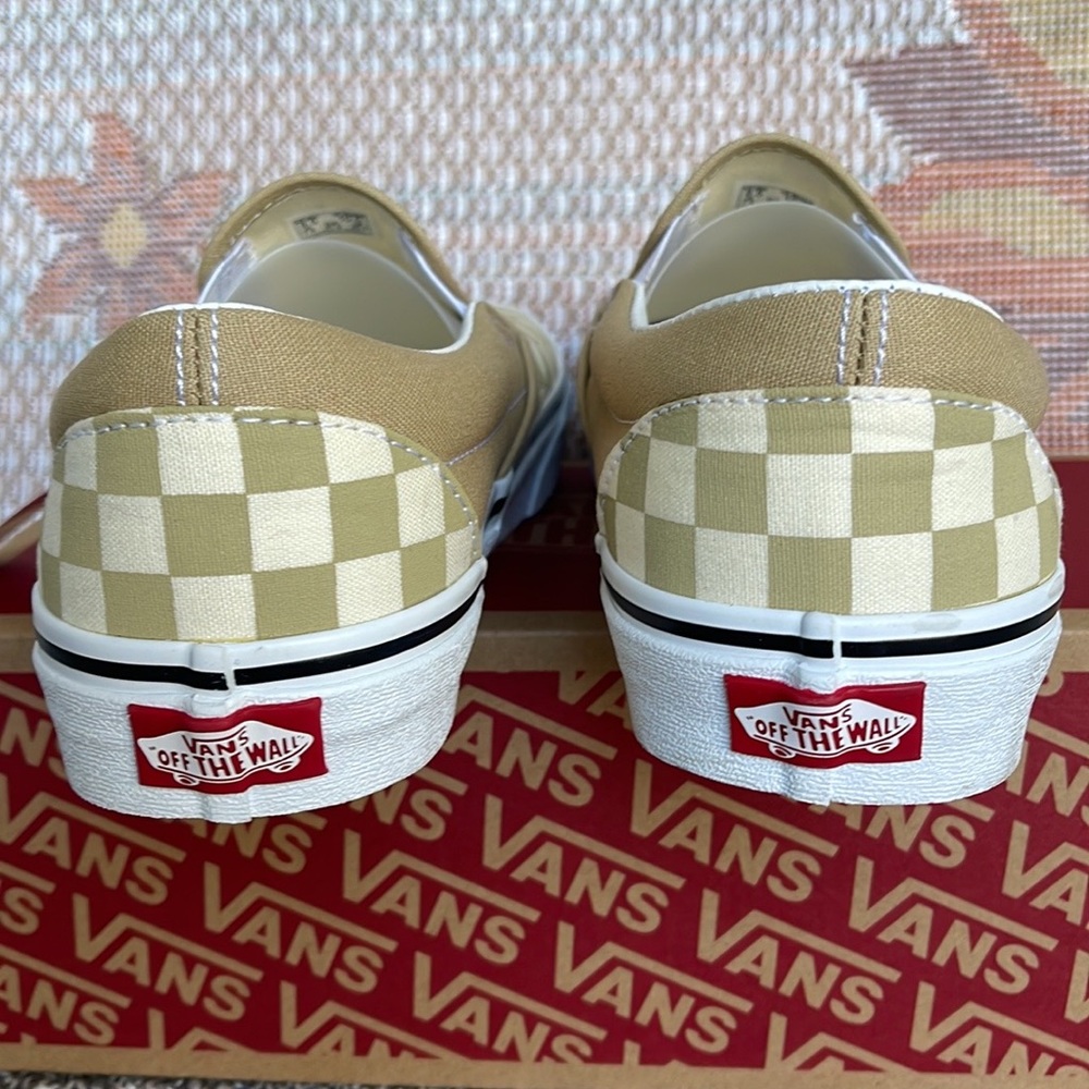 Vans WMNS Classic Slip-0
Checkerboard Taos Taupe
VN0A5A08YUU
Sneakers - Picture 16 of 16